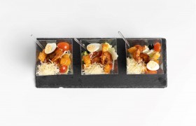 Цезарь с тигровыми креветками и перепелиным яйцом