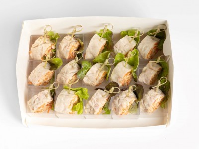 Мини-рулеты из куриной грудки с морковью по-корейски в лаваше