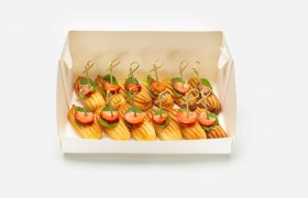 Мини-эклер с творожным кремом и клубникой